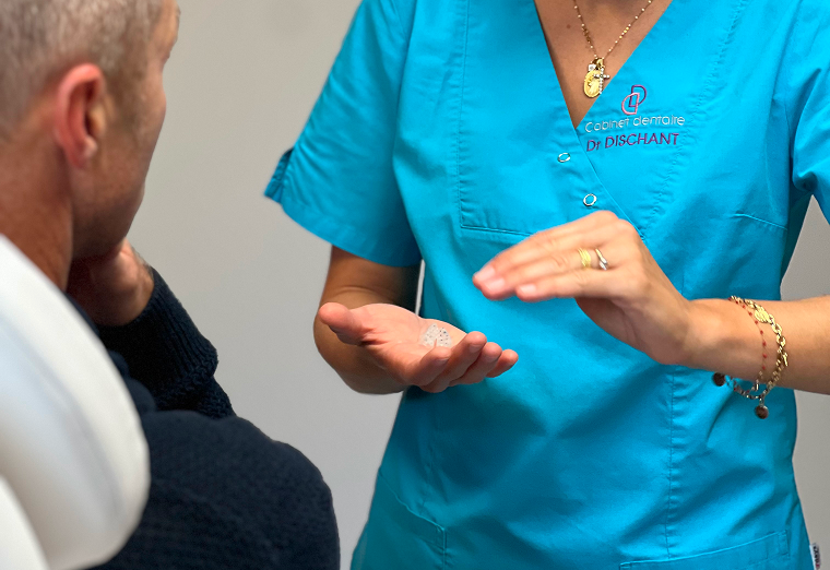 Chirurgien-dentiste montrant à son patient une gouttière