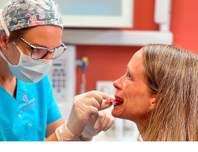 Chirurgien-dentiste mettant une gouttière dans la bouche de son patient