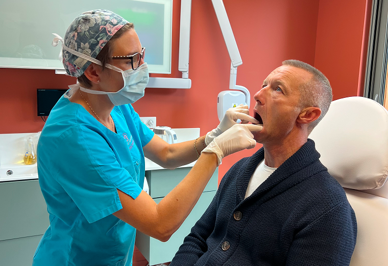 Un chirurgien-dentiste examine un patient qui souffre de problèmes occlusaux.