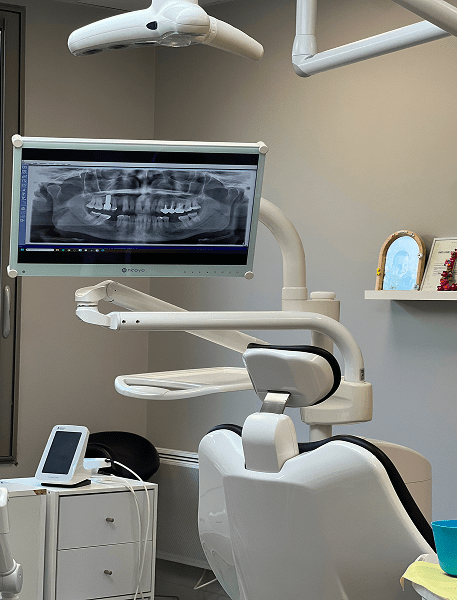 Salle de soins avec un écran qui affiche uneradio dentaire