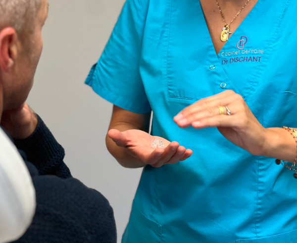 Chirurgien-dentiste montrant à son patient une gouttière