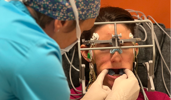 Chirurgien-dentiste pratiquant un exercice d'occlusodontie sur un patient