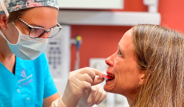 Chirurgien-dentiste mettant une gouttière dans la bouche de son patient